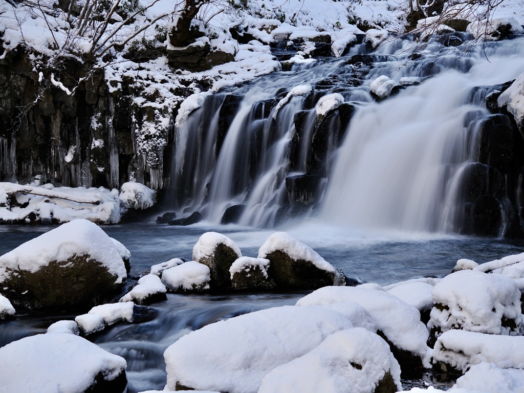 雪と氷と滝のコラボレーション