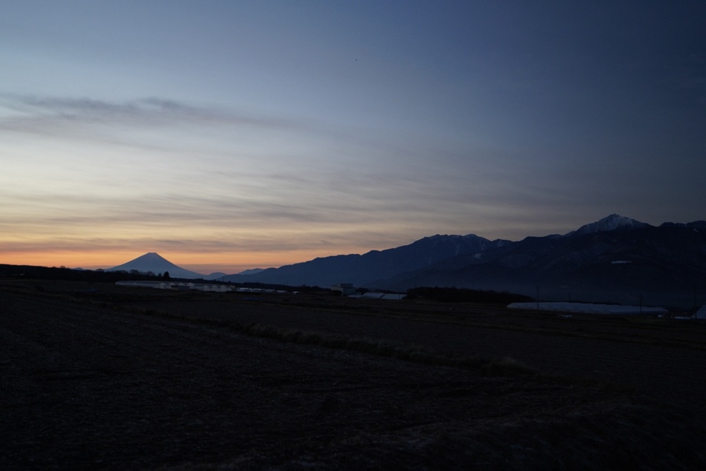 早朝の富士山と南アルプス