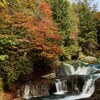 朝陽に映える紅葉とおしどり隠しの滝