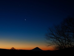夜明け前の静寂　　〜　星　月　富士山　〜
