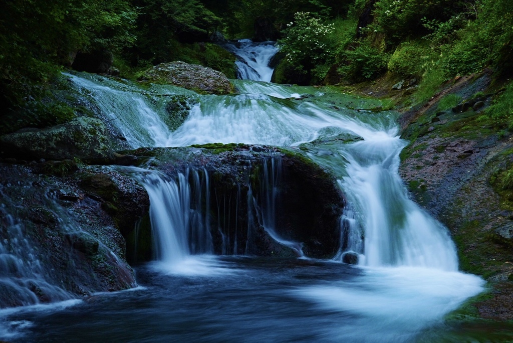 夕暮れの滝；おしどり隠しの滝（奥蓼科　横谷渓谷）＜近景＞