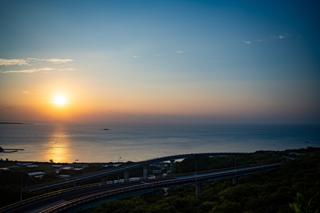 早朝のニライカナイ橋