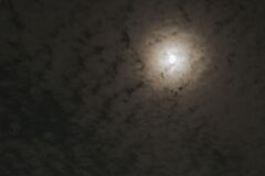 うろこ雲と月