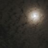 うろこ雲と月