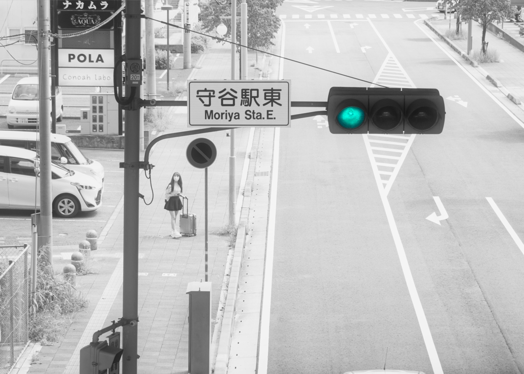 見上げる少女　青だから進め④