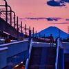 台風一過の夕景に富士山に立ち尽くす人