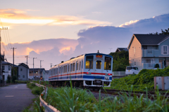 晩夏の夕暮れを行く常総線