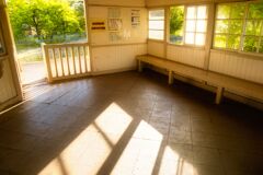 窓から初夏の輝き・・・上総鶴舞駅にて