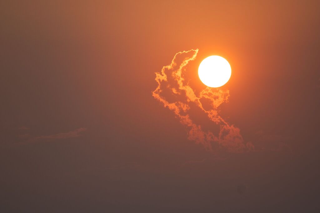 雲に掴まれた夕陽