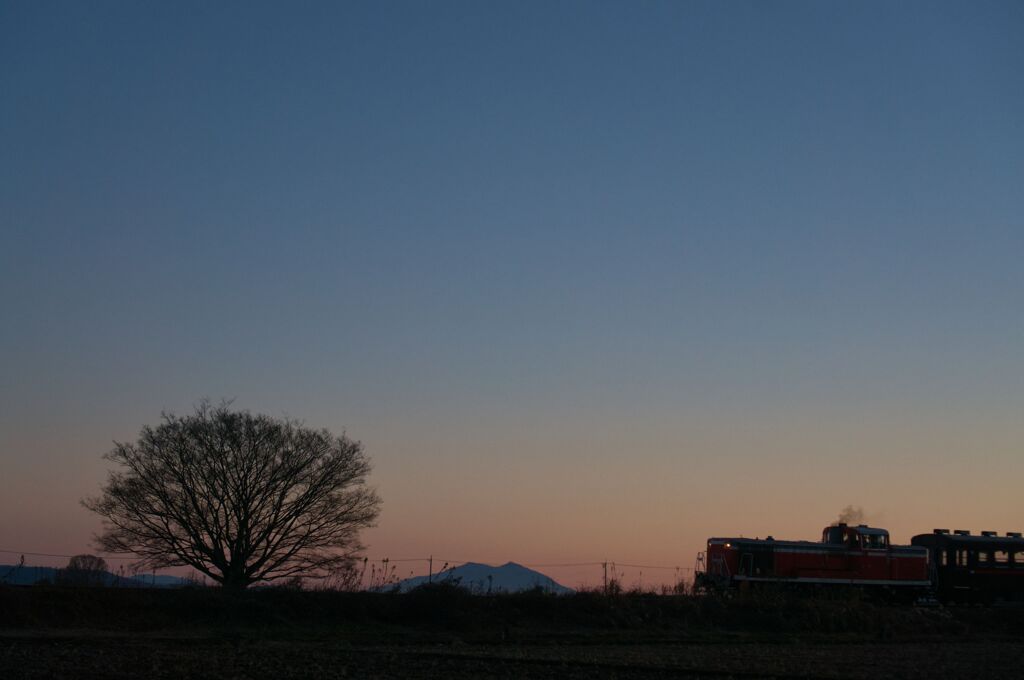 黄昏の筑波山とDE10