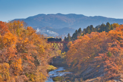 紅葉の横瀬川を渡るSLパレオエクスプレス（初フルサイズ）