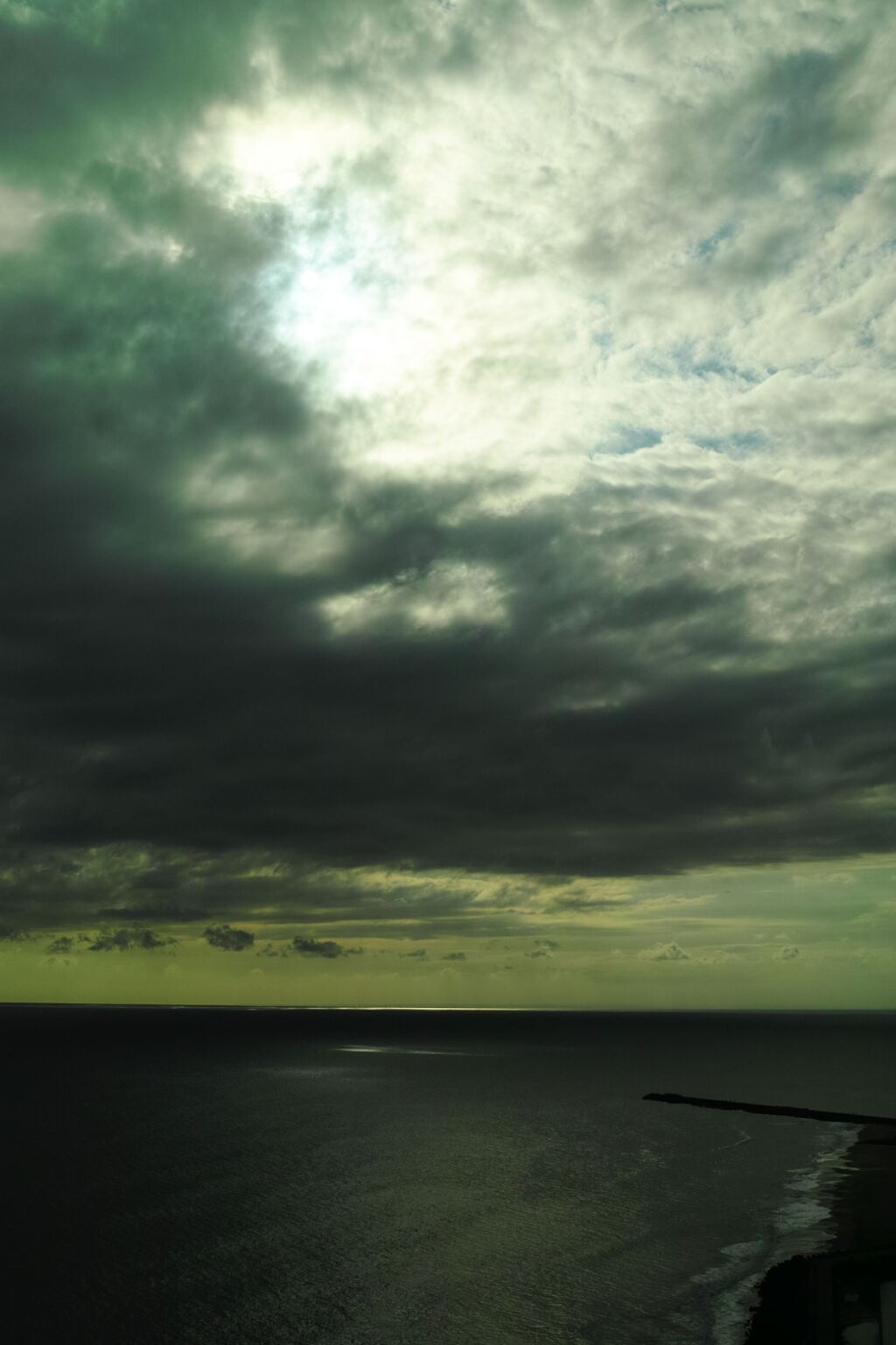 恐ろしい空と海...