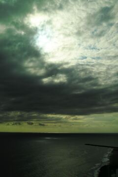 恐ろしい空と海...