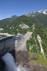 立山（黒部ダム放流中）