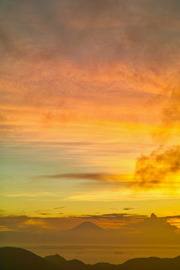 sunset with mt.fuji on top of iyogatake 