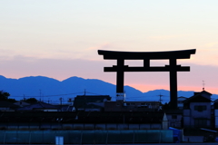 夕暮れの大神神社、大鳥居