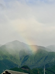 虹かかる山々は…