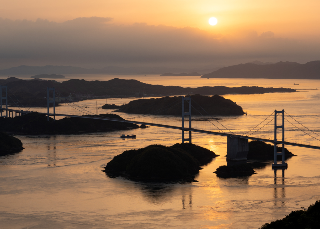 夕陽に染まる来島海峡