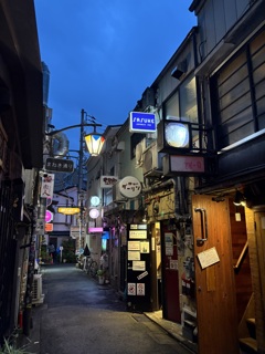 雨上がり、新宿ゴールデン街。