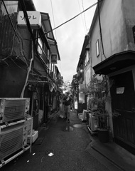 モノクロ、新宿ゴールデン街。