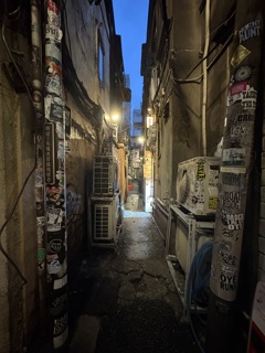 小雨の新宿ゴールデン街