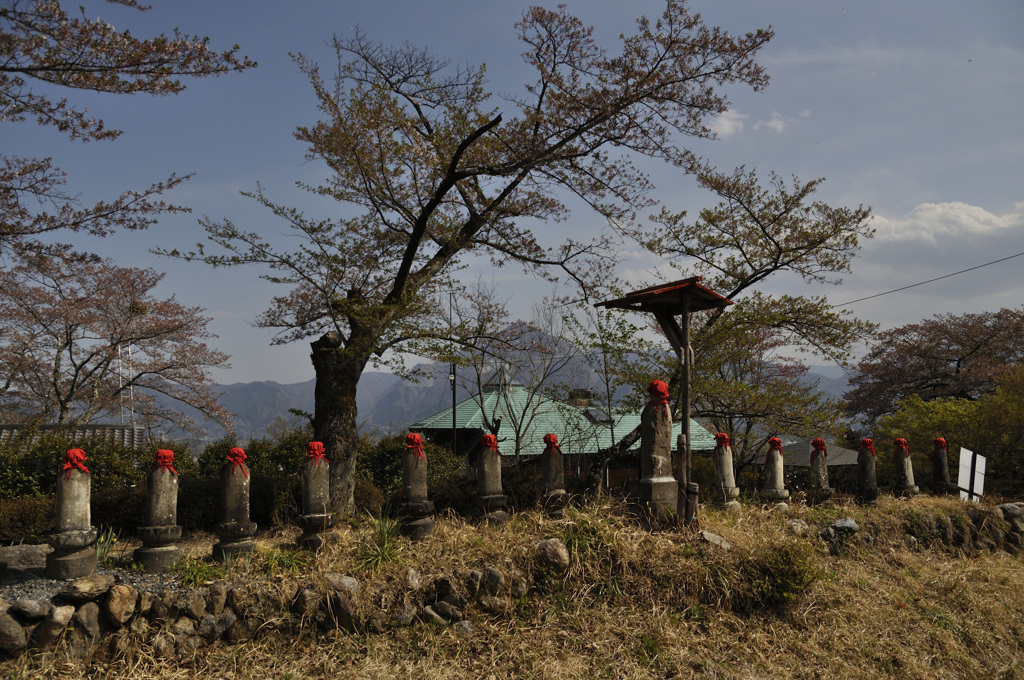 小鹿坂峠の１３権者の石像