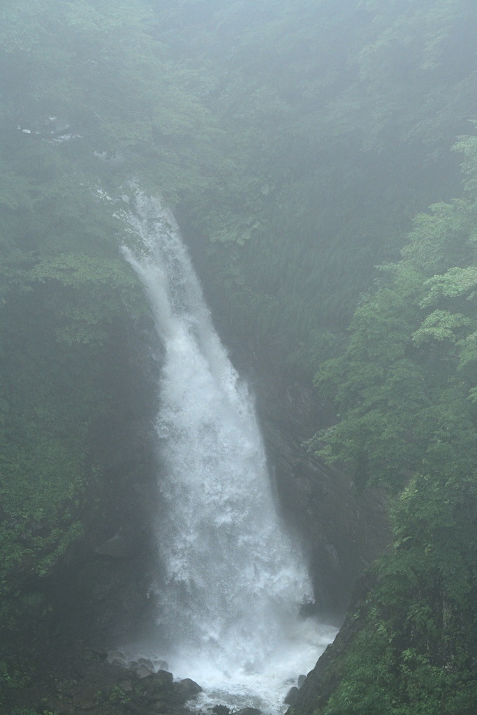 雨の名瀑