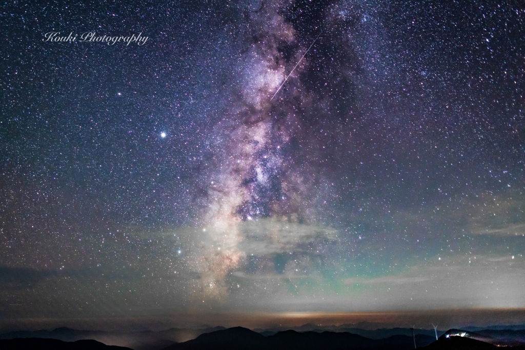 天の川銀河を横切るペルセウス座流星群