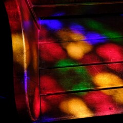 ベンチで踊る色たち