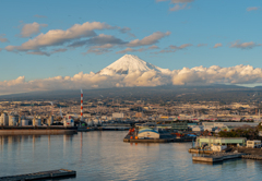 いつかの工場と雲に泣かされた富士山