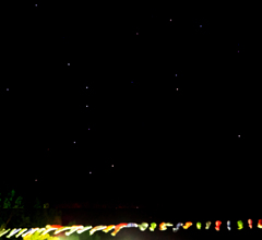 鯉のぼり　夜だって空を泳いでいる