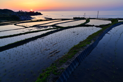 棚田と日本海と夕陽