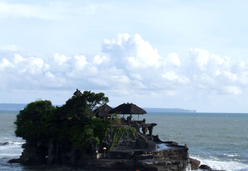 バリの寺院（タナロット寺院）