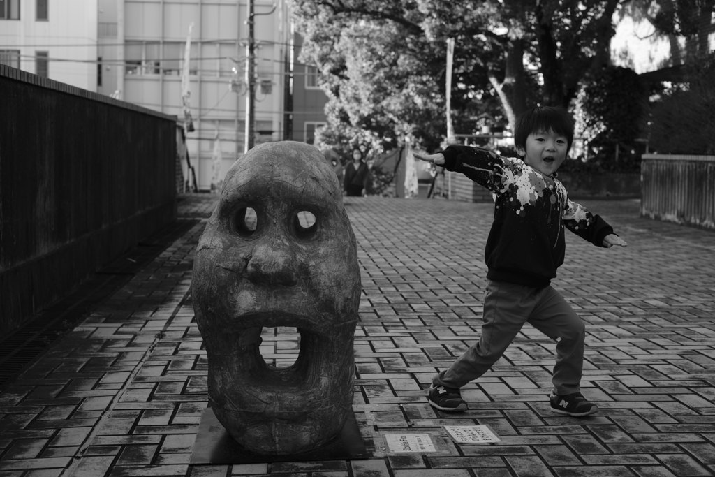 謎の石像と謎のポーズ