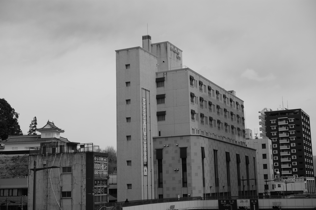 ビルと城