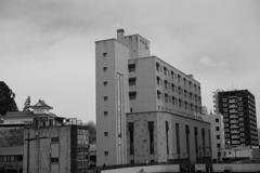 ビルと城