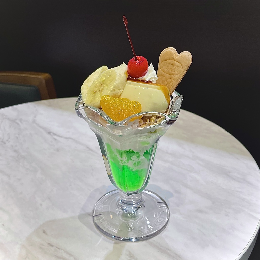プリンアラモードとクリームソーダ風ゼリーのレトロパフェ 690円