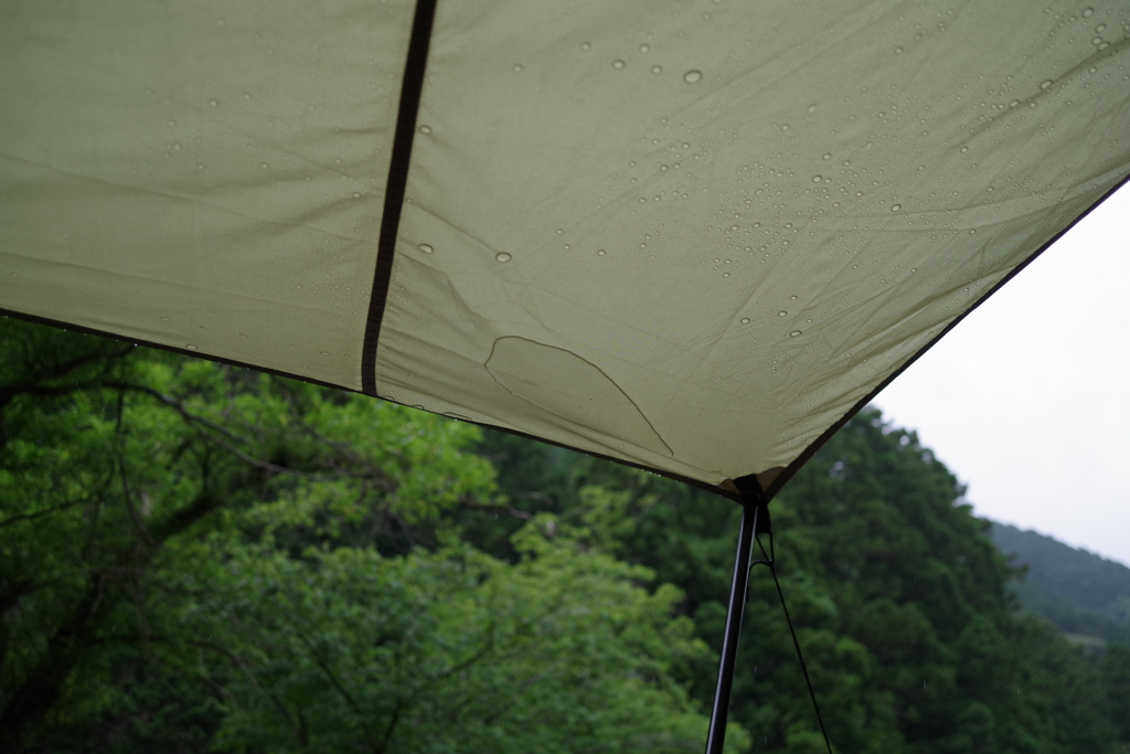 雨のキャンプ