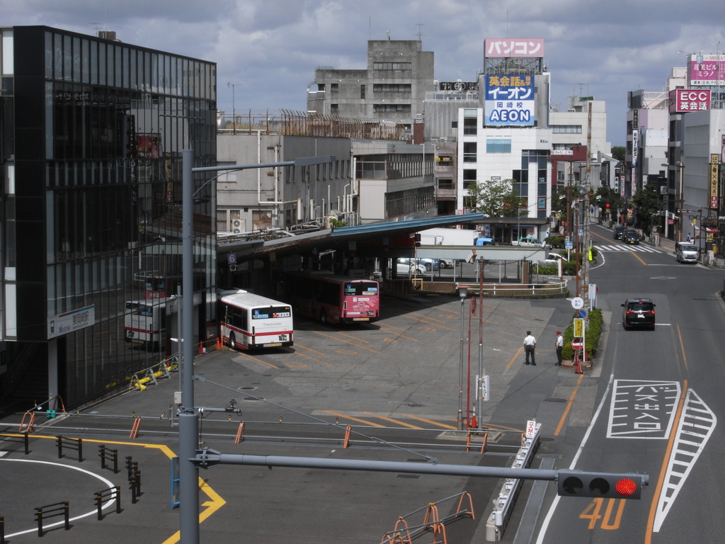 駅前のバス停留所