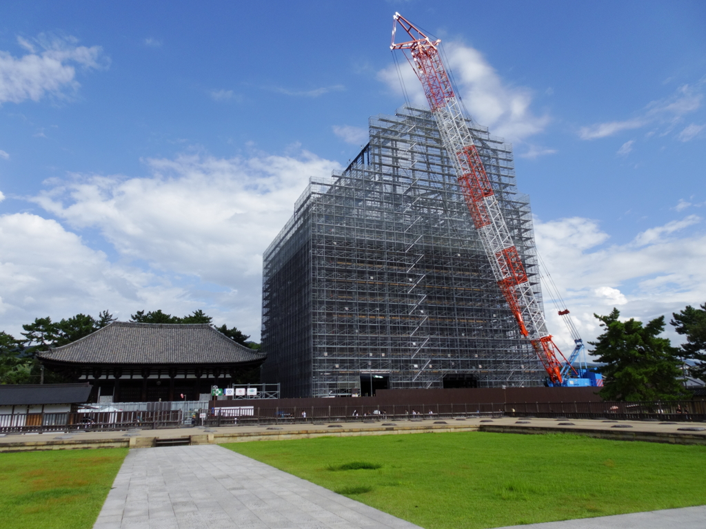 東金堂と五重塔（改修中）