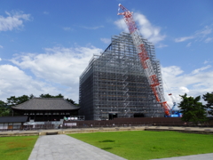 東金堂と五重塔（改修中）