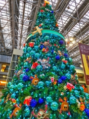 空港ビルのクリスマスツリー
