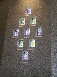 ホールのステンドグラス