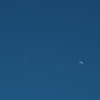 空には航空機と月