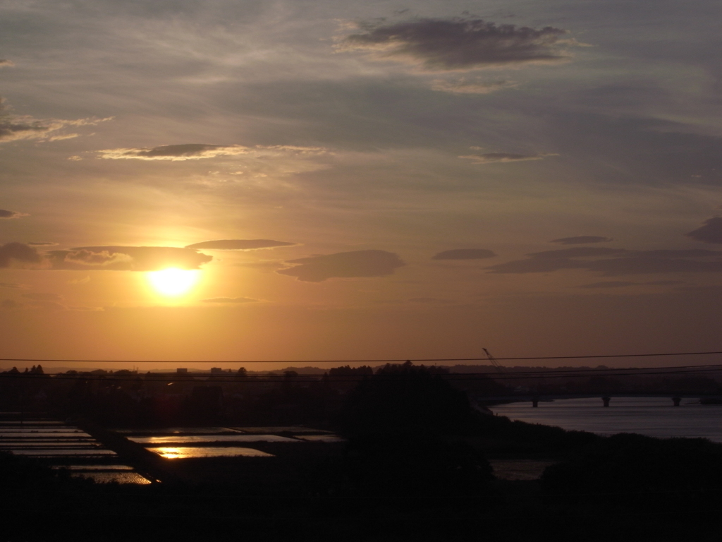 夕焼けと夷隅川