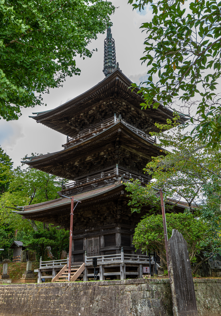 緑中の芝山仁王尊三重の塔