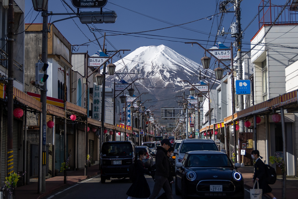 富士が迫る街の朝