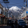 富士が迫る街の朝
