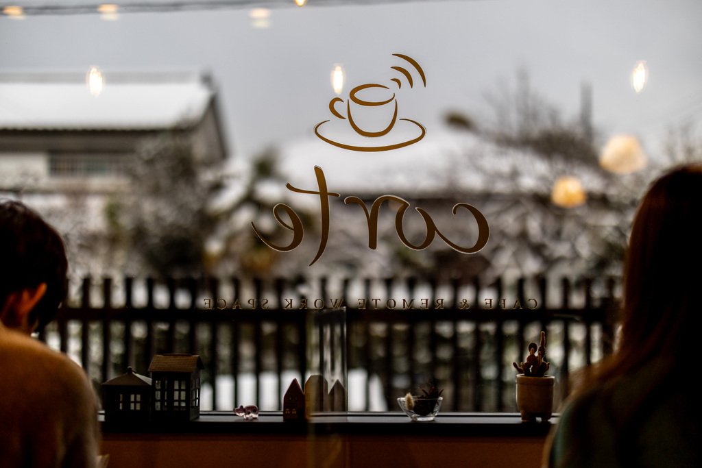雪の日のカフェ
