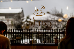 雪の日のカフェ